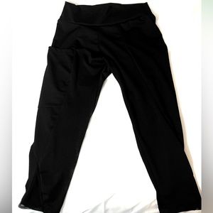 Black athletic capris With Pockets